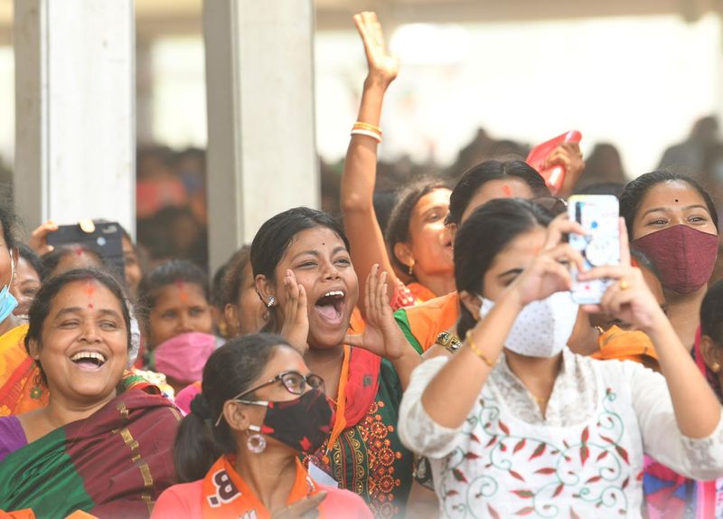 पीएम की रैली में बड़ी संख्या में महिलाएं भी हिस्सा ले रही हैं। बुधवार को कांठी में हुई रैली में भी काफी संख्या में महिलाएं पहुंचीं। इस दौरान महिलाओं का उत्साह देखने लायक था। यहां तक की पीएम मोदी और अमित शाह भीड़ देख उत्साहित होकर ये तक कह चुके हैं कि यह ममता सरकार के विदाई का संकेत है। 