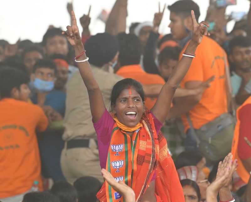 नरेंद्र मोदी लगातार ममता के खिलाफ अक्रामक रुख अपनाए हुए हैं। वे अपनी जनसभाओं में सीधे तौर पर ममता बनर्जी पर निशाना साध रहे हैं। इसके अलावा कांग्रेस को भी आड़े हाथों ले रहे हैं। 