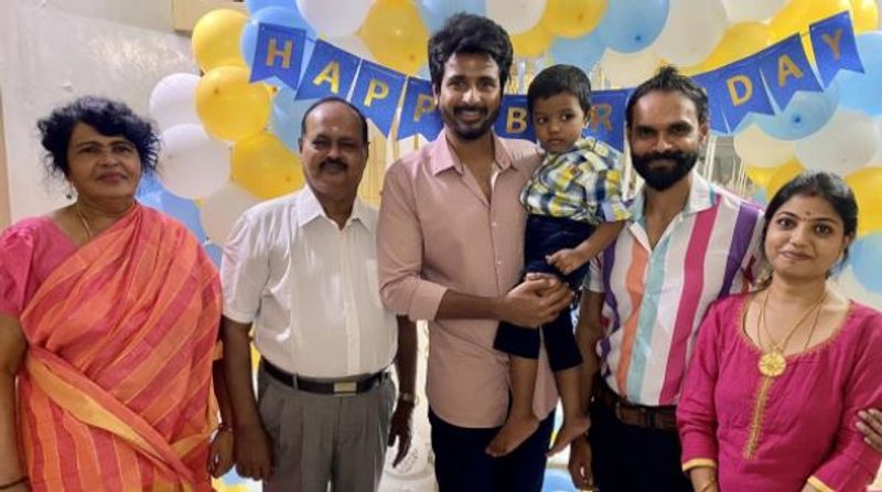 சமீபத்தில் இவர் தனது நண்பர் ஒருவரின் மகனின் பிறந்தநாள் நிகழ்ச்சியில் கலந்து கொண்டபோது எடுக்க பட்ட புகைப்படம் வெளியாகி ரசிகர்களை அதிர்ச்சியடைய வைத்துள்ளது.
