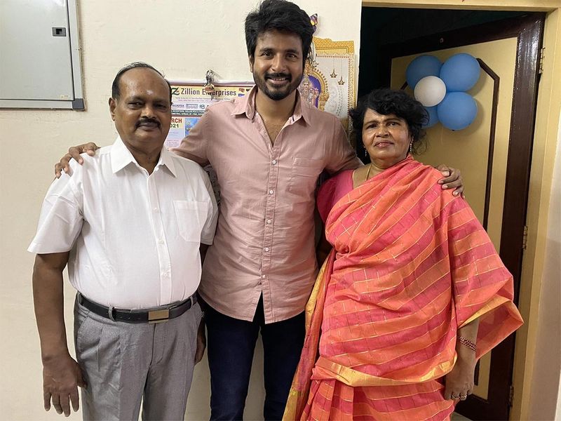 சிவகார்த்திகேயனின் தோற்றத்தை பார்த்து ரசிகர்கள்... உங்களுக்கு என்ன ஆச்சு? என தொடர்ந்து கேள்வியையும் முன் வைத்து வந்தனர்.