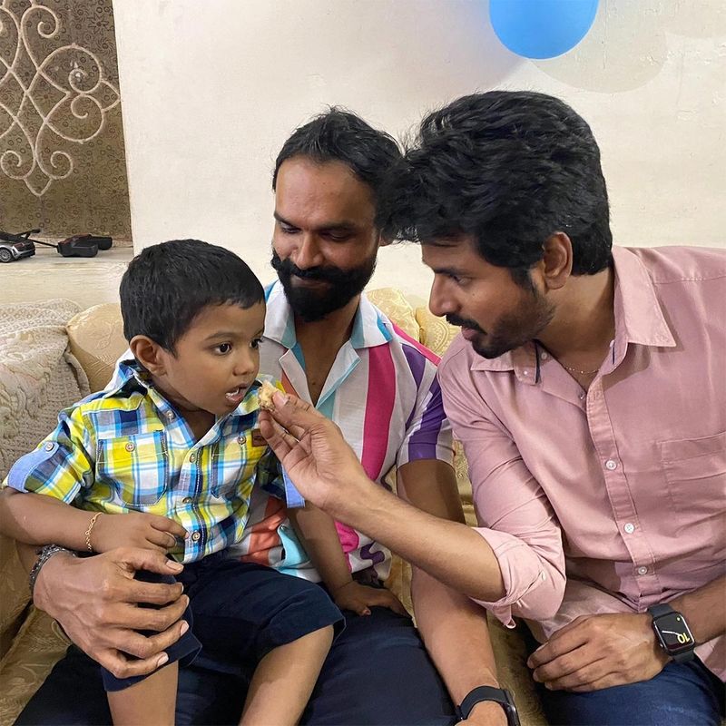இந்நிலையில் தற்போது வெளியாகியுள்ள தகவலில்... சிவகார்த்திகேயன் தற்போது இயக்குனர் சிபிசக்கரவர்த்தி இயக்கத்தில் நடித்து வரும் 'டான்' படத்தில் கல்லூரி மாணவராக நடிக்கிறாராம். அதனால் தற்போது தன்னுடைய எடையை குறைத்து காலேஜ் பாய் லுக்கிற்கு மாறியுள்ளார் என்கிற தகவல் வெளியாகியுள்ளது. இதையடுத்து அவரது ரசிகர்கள் சற்று நிம்மதி அடைந்தனர்.