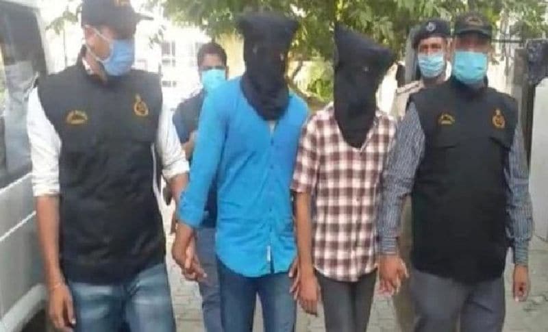 बचाव में 55 गवाहों के बयान दर्ज किए गए
यह पूरी घटना कॉलेज में लगे सीसीटीवी कैमरे में कैद हो गई थी। जिसके बाद वारदात के 5 घंटे बाद पुलिस ने तौसीफ और रेहान को गिरफ्तार कर लिया था। पुलिस कमिश्नर ओपी सिंह ने घटना की जांच के लिए एसीपी क्राइम अनिल कुमार की अगुवाई में एसआईटी गठित कर की थी। इस मामले में करीब 55 गवाहों के बयान दर्ज किए गए हैं। (आरोपी तौसीफ और रेहान)