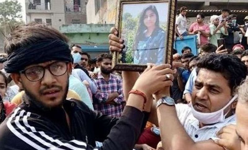 निकिता को मुस्लिम बनाना चाहता था आरोपी
तौसीफ 12वीं तक निकिता के साथ ही पढ़ा था। वो निकिता पर दोस्ती और धर्म बदलने के लिए दबाव बनाता था। कहता था, मुस्लिम बन जाओ, हम शादी कर लेंगे। 2018 में वो एक बार निकिता को किडनैप कर चुका है। 3 अगस्त 2018 को तौसीफ ने 3-4 सहेलियों के साथ निकिता को जबरदस्ती कार में बैठाया था। कुछ दूरी पर सहेलियों को उतारकर निकिता को किडनैप कर ले गया था। सहेलियों और परिजनो ने पुलिस को निकिता के अपहरण की जानकारी दी थी। जिसके बाद पुलिस ने 2 घंटे में उसे बरामद कर लिया था। (इंसाफ की गुहार लगाते परिजन)
