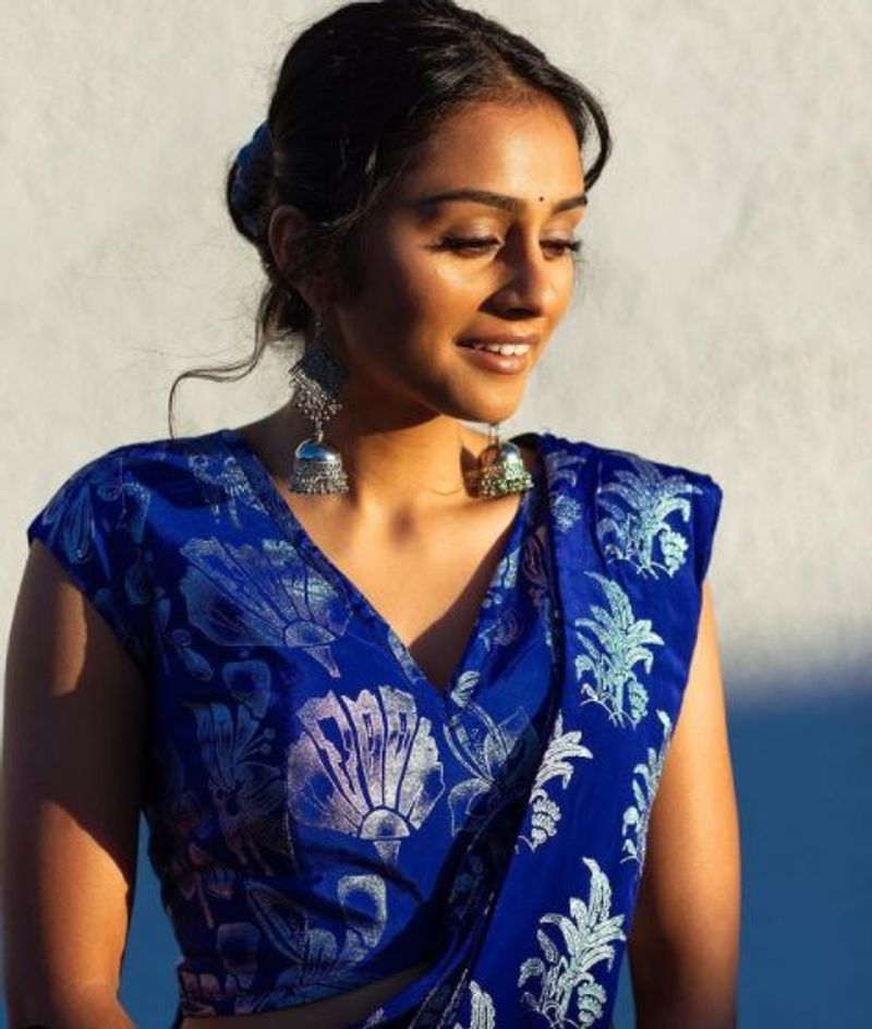 நீல நிலா பளீச் உடையில் பேரழகு 