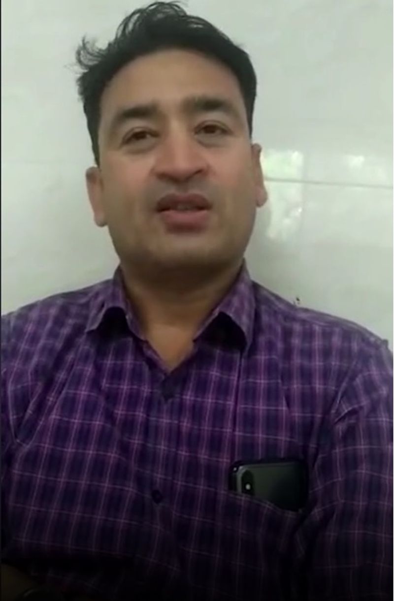 डॉक्टरों ने 9 घंटे ऑपरेशन कर जोड़े हैं दोनों हाथ
हमीदिया अस्पताल के बर्न एंड प्लास्टिक सर्जरी विभाग के प्राध्यापक डॉक्टर आनंद गौतम ने बताया कि पीड़िता को लेकर उसके परिजन मंगलवार को 1 बजे आए थे। उसका दायां हाथ 90 से 95 प्रतिशत और बायां हाथ 95 प्रतिशत कट चुका था। हमने दोनों हाथ जोड़ दिए हैं। आज सुबह उसके हाथ में मूवमेंट दिखा है। मरीज अपना हाथ हिला पा रही है। फिर भी हाथ के काम करने के बारे में तीन से चार दिन बाद पता चल पाएगा।
(फोटो में डॉक्टर आनंद गौतम)