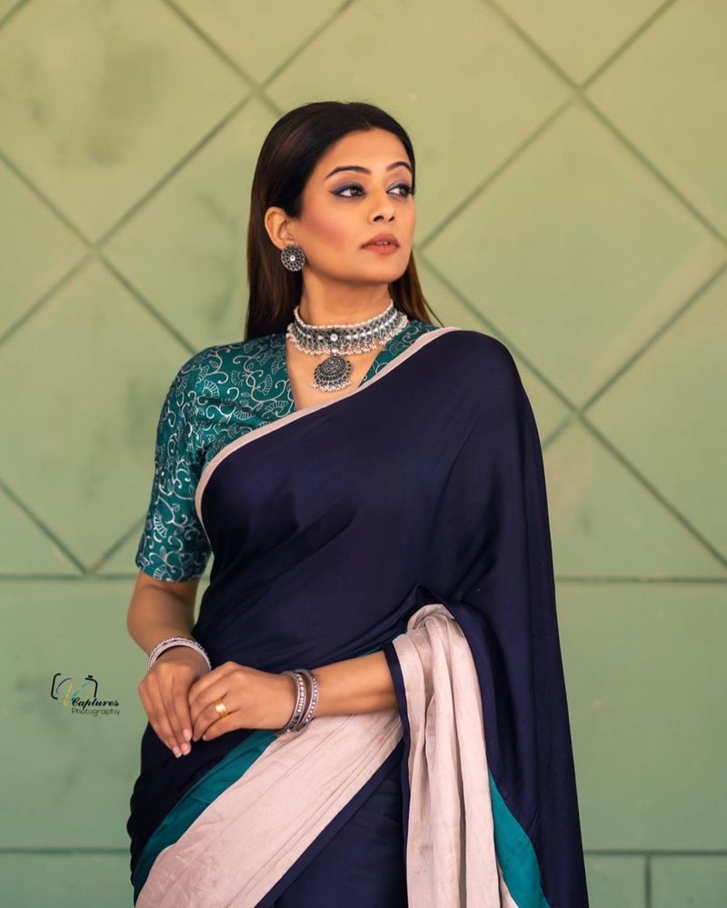 ఈ నేపథ్యంలో చీరకట్టులో తన అందాలను చూపించేసింది ప్రియమణి. బ్లూ శారీ, మెడలో హారం, చెవికి దుద్దులు ధరించి వాటే కాంబినేషన్ అనిపించుకుంటుంది.