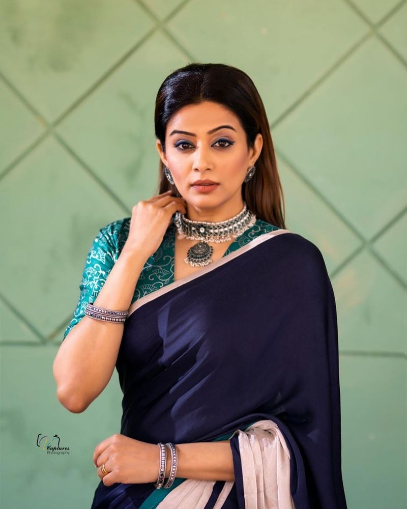 చీరలోనూ ఇంత స్టయిల్గా కనిపిస్తుంది ప్రియమణి. దీంతో స్టయిల్కా బాప్ అంటూ నెటిజన్లు, ఆమె అభిమానులు కామెంట్ చేస్తున్నారు.