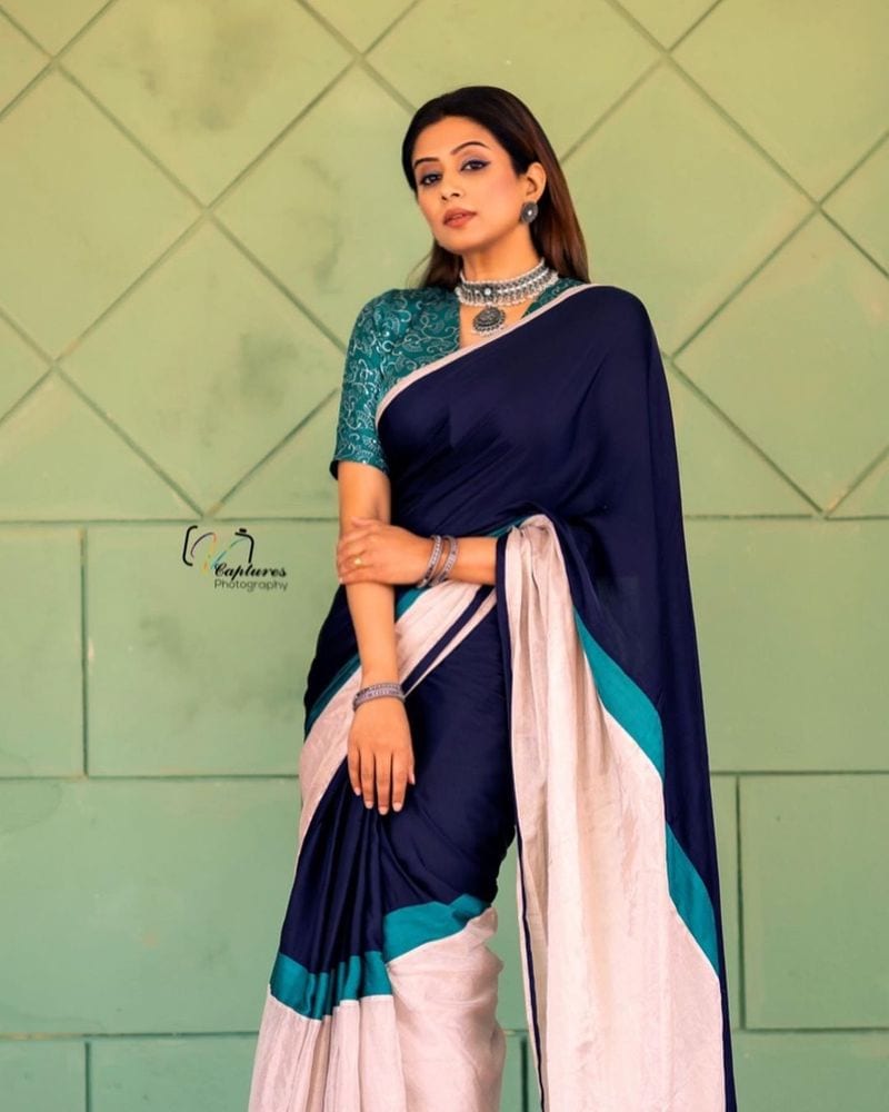 దేవతలా ఉందని కొందరు, బ్యూటీఫుల్ అని మరికొందరు, అందాల రాశీపోసినట్టు ఉందని ఇంకొందరు ప్రియమణి అందాలపై ప్రశంసలు కురిపిస్తున్నాయి.
