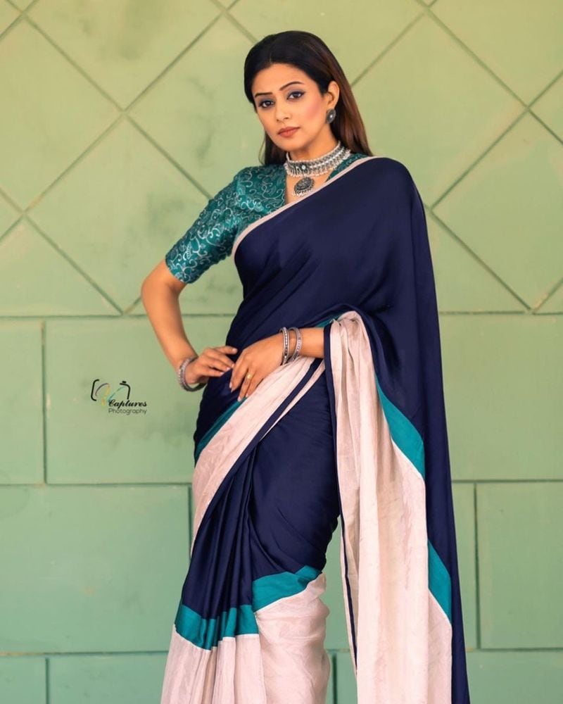 ఆకట్టుకుంటున్న ప్రియమణి చీరకట్టు అందాలు.