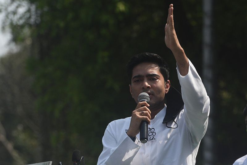 <p style="text-align: justify;"><strong>পাকা নেতা</strong></p>
<p style="text-align: justify;">প্রশান্ত কিশোরের হাতে পড়ে অনেক বদল এসেছে অভিষেকের মধ্যে, এমনটাই মনে করছেন তৃণমূলের বর্ষিয়ান নেতারা। আগের থেকে অনেক পরিপক্ক নেতা হিসাবে আসন্ন নির্বাচনের প্রচারে আত্মপ্রকাশ করেছেন তিনি। শুভেন্দুদের মতো নেতাদের বিদায়ের পর অভ্যন্তরীণ গণ্ডগোলও এখন থিতু হয়েছে। আর এখন অভিষেক দলকে প্রচার ও আগামীর পথ নিয়ে অনেক নতুন ধারণা দিচ্ছেন, যা এর আগে কোনও নেতা দিতে পারেননি। এমনটাই তাঁদের দাবি।</p>