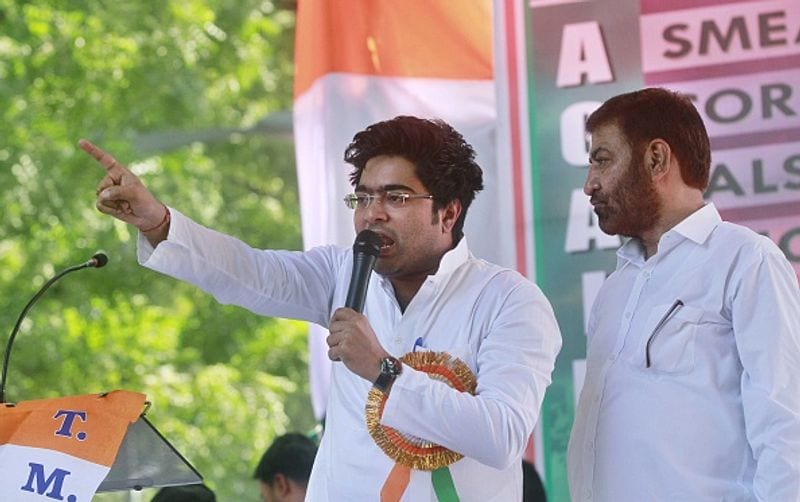 <p style="text-align: justify;"><strong>চলার শুরু</strong></p>
<p style="text-align: justify;">তৃণমূলের যুব সংগঠন যুব তৃণমূল কংগ্রেস। ২০১১ সালে এর পাশাপাশিই মমতা বন্দ্যোপাধ্যায় 'তৃণমূল যুবা' নামে আরও একটি নতুন যুব শাখা চালু করেছিলেন, যার দায়িত্ব দেওয়া হয়েছিল অভিষেক বন্দ্যোপাধ্যায়কে। যুব তৃণমূল কংগ্রেসের নেতৃত্বে ছিলেন শুভেন্দু অধিকারী। মমতা অবশ্য বলেছিলেন শুভেন্দুর জায়গা অক্ষতই থাকবে। মাস কয়েক পরই 'যুবা'কে মিলিয়ে দেওয়া হয়েছিল যুব তৃণমূল কংগ্রেসের সঙ্গে। আর একচ্ছত্র দায়িত্ব পান অভিষেক বন্দ্যোপাধ্যায়। সেইসঙ্গে, মাত্র ৩৩ বছর বয়সেই তিনি তৃণমূলের টিকিটে দুইবার সাংসদ হয়ে গিয়েছেন।</p>