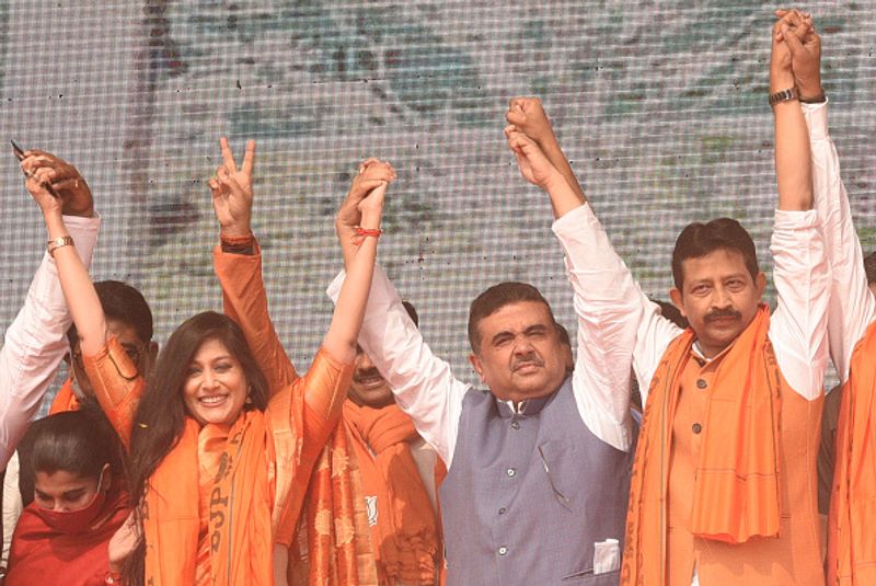 <p style="text-align: justify;"><strong>হাতছাড়া</strong></p>
<p style="text-align: justify;">এর পাশাপাশি অবশ্য ভাইপোর জন্য মমতাকে কম ক্ষতিও স্বীকার করতে হয়নি। তৃণমূল নেতারা সামনাসামনি না মানলেও, পিছনে অনেকেই মেনে নেন, অভিষেক বন্দ্যোপাধ্যায়কে দলে অতিরিক্ত গুরুত্ব দেওয়ায়, শুভেন্দু অধিকারী, সৌমিত্র খান, রাজীব বন্দ্যোপাধ্যায়ের মতো দক্ষ সংগঠক ও যুবনেতাদের হাকরাতে হয়েছে তৃণমূলকে। অভিষেকের উত্থান, এবং তার পিছনে দিদির প্রচ্ছন্ন হাত দেখে তাঁরা মনে করেছিলেন, তৃণমূলে তাঁদের আর কোনও ভবিষ্যত নেই।</p>