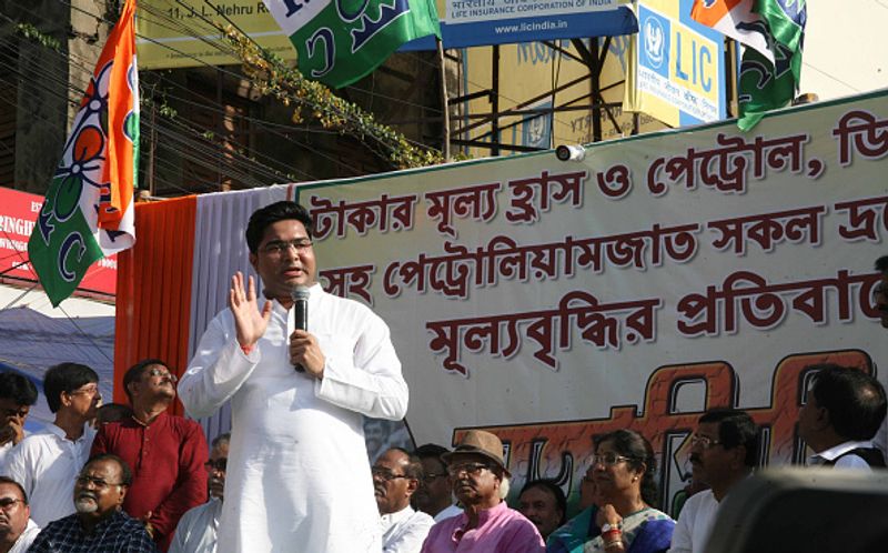 <p style="text-align: justify;"><strong>দলের দুই নম্বর</strong></p>
<p style="text-align: justify;">তৃণমূলের অন্দরের খবর ২০১৮ সালের পঞ্চায়েত নির্বাচনে রাজ্য জুড়ে তৃণমূলের ব্যাপক জয়ের পিছনে মূল ভূমিকা ছিল অভিষেক বন্দ্যোপাধ্যায়েরই। সেই নির্বাচনে তৃণমূলের বিরুদ্ধে ব্যাপক সন্ত্রাসের অভিযোগ উঠেছিল। বহু জায়গায় প্রার্থী দিতে দেওয়া হয়নি বলেও অভিযোগ করেছিল বিরোধীরা। তবে, দলের সামনের সারিতে তিনি আসেন ২০১৯ লোকসভা নির্বাচনের সময় থেকে। আর সেই ভোটে রাজ্যের বিজেপির উত্থানের পর থেকে তিনিই বকলমে এখন দলের দুই নম্বর নেতা। ভোট-কুশলী প্রশান্ত কিশোরকে এনেছিলেন তিনিই। আসন্ন বিধানসভা নির্বাচনেও প্রশান্ত কিশোরের সঙ্গে মিলে দলের অন্যতম প্রধান কৌশলবিদের ভূমিকা পালন করছেন অভিষেক।</p>