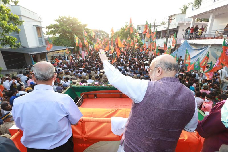 इससे पहले अमित शाह ने एलडीएफ और कांग्रेस के नेतृत्व वाले यूडीएफ गठबंधन पर जमकर निशाना साधा। शाह ने कहा कि केरल की जनता LDF और UDF से परेशान है। यहां की जनता बीजेपी को एक विकल्प के रूप में देख रही है और मैं निश्चित रूप से कह सकता हूं कि हम बहुत अच्छी बढ़त के साथ इस बार केरल चुनाव में प्रदर्शन करेंगे। उन्होंने कहा, केरल में बदलाव का समय आ गया है, ई.श्रीधरन जैसे वरिष्ठ ब्यूरोक्रेटस भी भाजपा में इसलिए होते हैं क्योंकि LDF और UDF अब केरल का भला नहीं कर सकते।