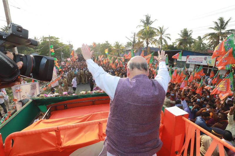 शाह ने कहा कि शांति के लिए प्रसिद्ध केरल की भूमि LDF के नेतृत्व में भाजपा और आरएसएस के सैकड़ों कार्यकर्ताओं की हत्या से रक्त रंजित हुई है। भाजपा के नेता और देश के प्रधानमंत्री नरेंद्र मोदी के नेतृत्व में पूरा देश विकास कर रहा है और केरल में भ्रष्टाचार की नाव चल रही है।