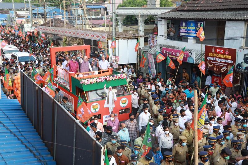 कांग्रेस कंफ्यूज पार्टी
उन्होंने कहा, कांग्रेस पार्टी और उसका नेतृत्व भ्रमित है। कांग्रेस कंफ्यूज पार्टी है, यहां कम्युनिस्ट के खिलाफ चुनाव लड़ रहे हैं और बंगाल में कम्युनिस्ट के साथ लड़ रहे हैं। वो इतने कंफ्यूज हैं। इनका नेतृत्व भी कंफ्यूज और पार्टी भी कंफ्यूज है।