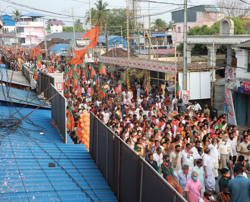 गोल्ड स्कैम को लेकर साधा निशाना
यहां की सरकार को जवाब देना चाहिए कि गोल्ड स्कैम के आरोपियों का क्या हुआ, क्या वो सीएम के ऑफिस में काम नहीं करते थे? अमृत योजना के तहत 1100 करोड़ रुपये की लागत से शहरों को अपग्रेड करने का काम चल रहा है।
