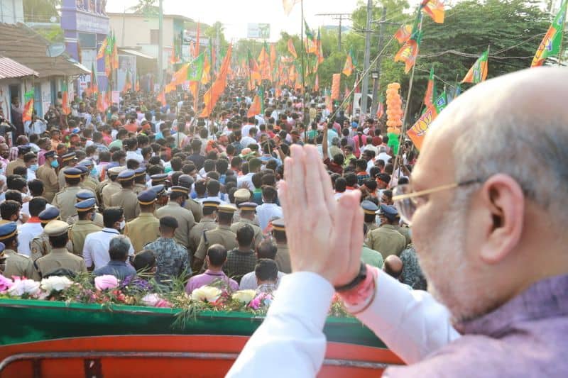 amit shah lists out ldf government corruptions in kerala and seeks answer from cm pinarayi vijayan for lot of questions