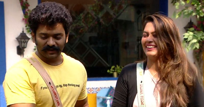 മണിക്കുട്ടൻ സൗന്ദര്യ മത്സരത്തിനായി വിളിച്ചത് മജ്സിയയെയായിരുന്നു. തട്ടമിടുമ്പോഴുള്ള സൗന്ദര്യത്തെ കുറിച്ച് പറഞ്ഞായിരുന്നു മണിക്കുട്ടൻ മജ്സിയയെ വിളിച്ചത്. തട്ടത്തിൻ മറയത്ത് എന്ന സിനിമയില് അഭിനയിച്ച കാര്യവും പറഞ്ഞായിരുന്നു മജ്സിയയെ ക്ഷണിച്ചത്. തട്ടമിട്ട് വെയ്റ്റ് ലിഫ്റ്റില് പങ്കെടുത്ത മജ്സിയ എല്ലാവര്ക്കും പ്രചോദനമാണ് എന്നും മണിക്കുട്ടൻ പറഞ്ഞു. ബുദ്ധി മത്സരത്തിന് സജ്നയെയും മണിക്കുട്ടൻ ക്ഷണിച്ചു. കൃത്യമായ ബുദ്ധി ഉപയോഗിക്കുന്ന ആളാണ് സജ്നയെന്ന് മണിക്കുട്ടൻ പറഞ്ഞു.