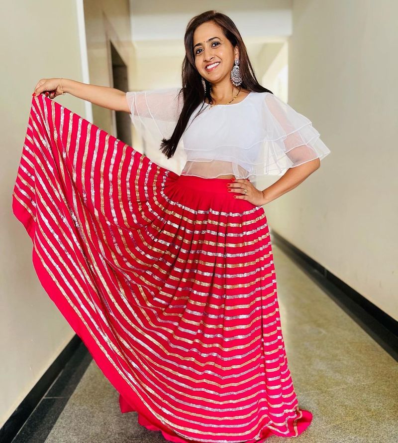 బుల్లితెరపై కూడా లాస్య అడపాదడపా కనిపిస్తున్నారు. లాస్యను బెస్ట్ జోడి రవితో కూడా లాస్య షోలలో కనిపించడం విశేషం.