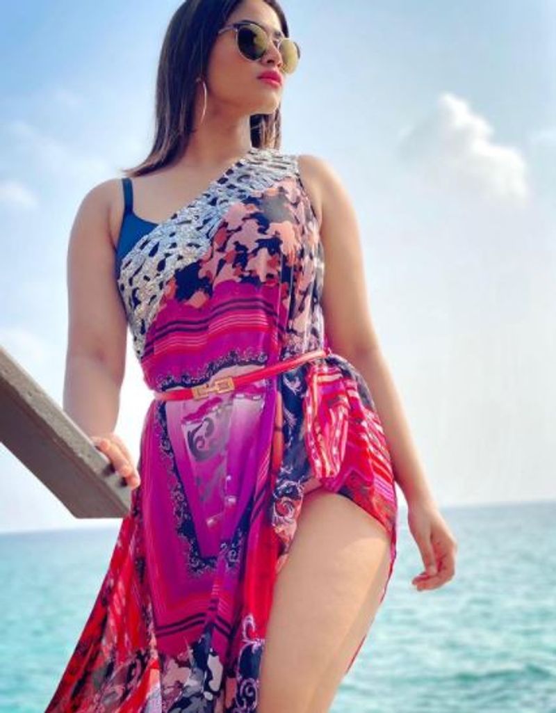 
கவர்ச்சி களத்தில் இறங்கி பட வாய்ப்புக்கு அடிபோட்டு வரும், ஷிவானி தற்போது மாலத்தீவுக்கு பறந்துள்ளார்.