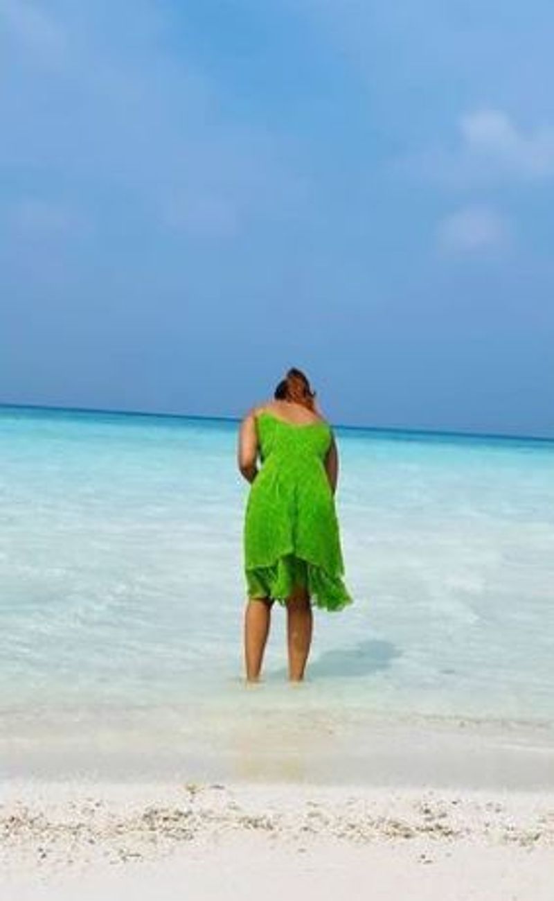 தற்போது மாலத்தீவில் மையம் கொண்டுள்ள ஷிவானி கவர்ச்சி புயல்... தன்னுடைய வெறித்தனமான ரசிகர்களின் காத்திருப்புக்கு ஏற்ற போல் விதவிதமான கவர்ச்சி புகைப்படங்களை இறக்கி விட்டு வருகிறார்.