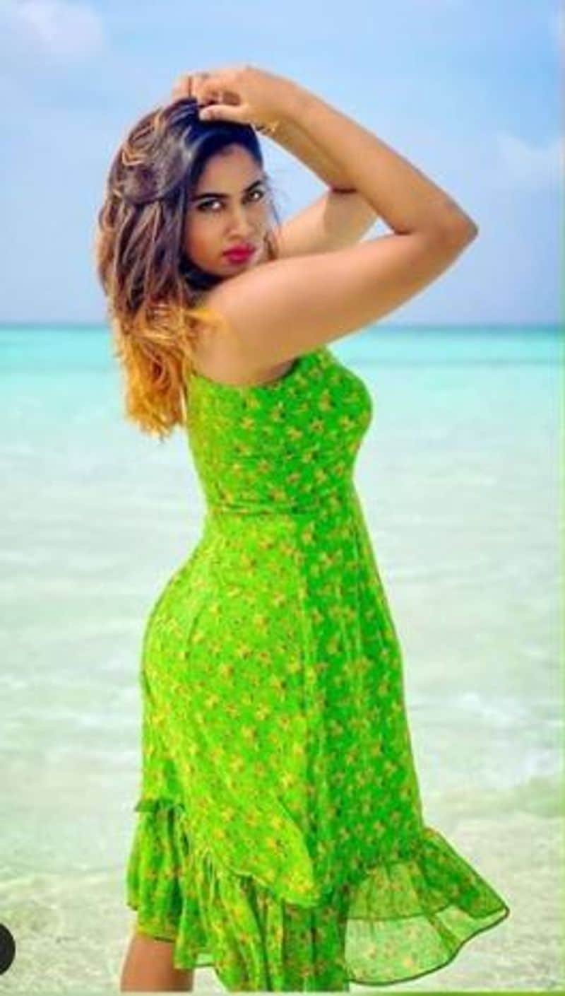 பச்சை நிற குட்டை உடையில்... முன்னழகு பின்னழகை காட்டி இவர் வெளியிட்டுள்ள புகைப்படத்தில் அழகு அள்ளுகிறது.