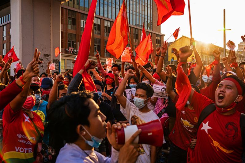 മ്യാൻമറിൽ സ്ഥിതി രൂക്ഷം, പ്രതിഷേധം കനക്കുന്നു, ഒപ്പം തന്നെ സേനയുടെ അടിച്ചമർത്തലും. മരണം ഇരുന്നൂറ് കവിഞ്ഞതായി അനൗദ്യോഗിക റിപ്പോർട്ടുകൾ. ചിത്രങ്ങൾ: ഗെറ്റി ഇമേജസ്.
