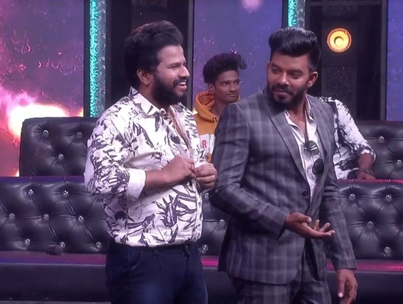 ఆది మొదట బటన్స్ విప్పుతూ, సుధీర్ కోటు బటన్స్ కూడా తీయబోయాడు. అయితే ఫ్యామిలీ ప్యాక్ బాడీలో షర్ట్ విప్పడానికి ఇద్దరూ వెనకాడారు.