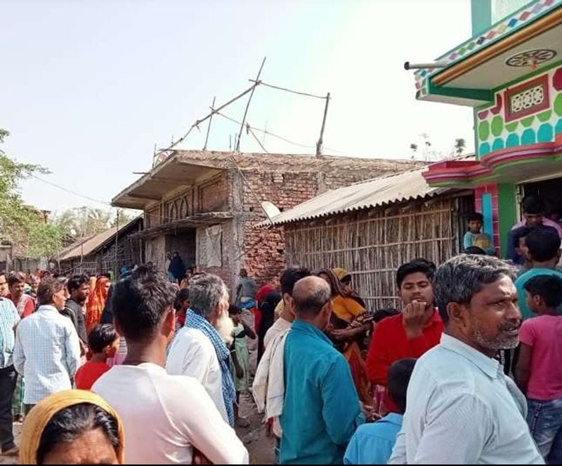 एक दिन पहले गय था कोर्ट
लोगों का कहना है कि ताहिर लाभा चौक पर फल बेचता है। पिछले कुछ दिनों से पति-पत्नी के बीच विवाद चल रहा है। इसी कारण वह बुधवार को कटिहार सिविल कोर्ट भी गया था। रात को घर लौटा तो पत्नी के साथ गाली-गलौच करने लगा। उसने विरोध किया तो मारपीट करने लगा। गुरुवार सुबह तीनों को मार डाला।
