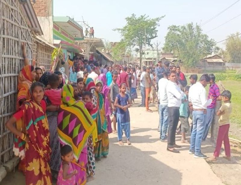 मानसिक हालत की जांच करेगी पुलिस
पुलिस के अनुसार आरोपी मो. ताहिर और उसकी मां हदीसन खातून को गिरफ्तार कर लिया गया है। पुलिस उससे पूछताछ कर रही है। युवक मानसिक हालत की भी जांच की जा रही है। घरेलू विवाद में वारदात की बात सामने आ रही है। तीनों शवों को पोस्टमार्टम के लिए भेजा जा रहा है। मामले में आगे की कार्रवाई की जा रही है।