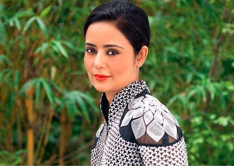 महुआ मोइत्रा अमेरिकी मल्टीनेशनल इनवेंस्टमेंट बैंक जेपी मॉर्गन में इनवेस्टमेंट बैंकर थीं। राजनीति में आने के लिए उन्होंने साल 2009 में नौकरी छोड़ दी। उस वक्त वे लंदन में थीं।
