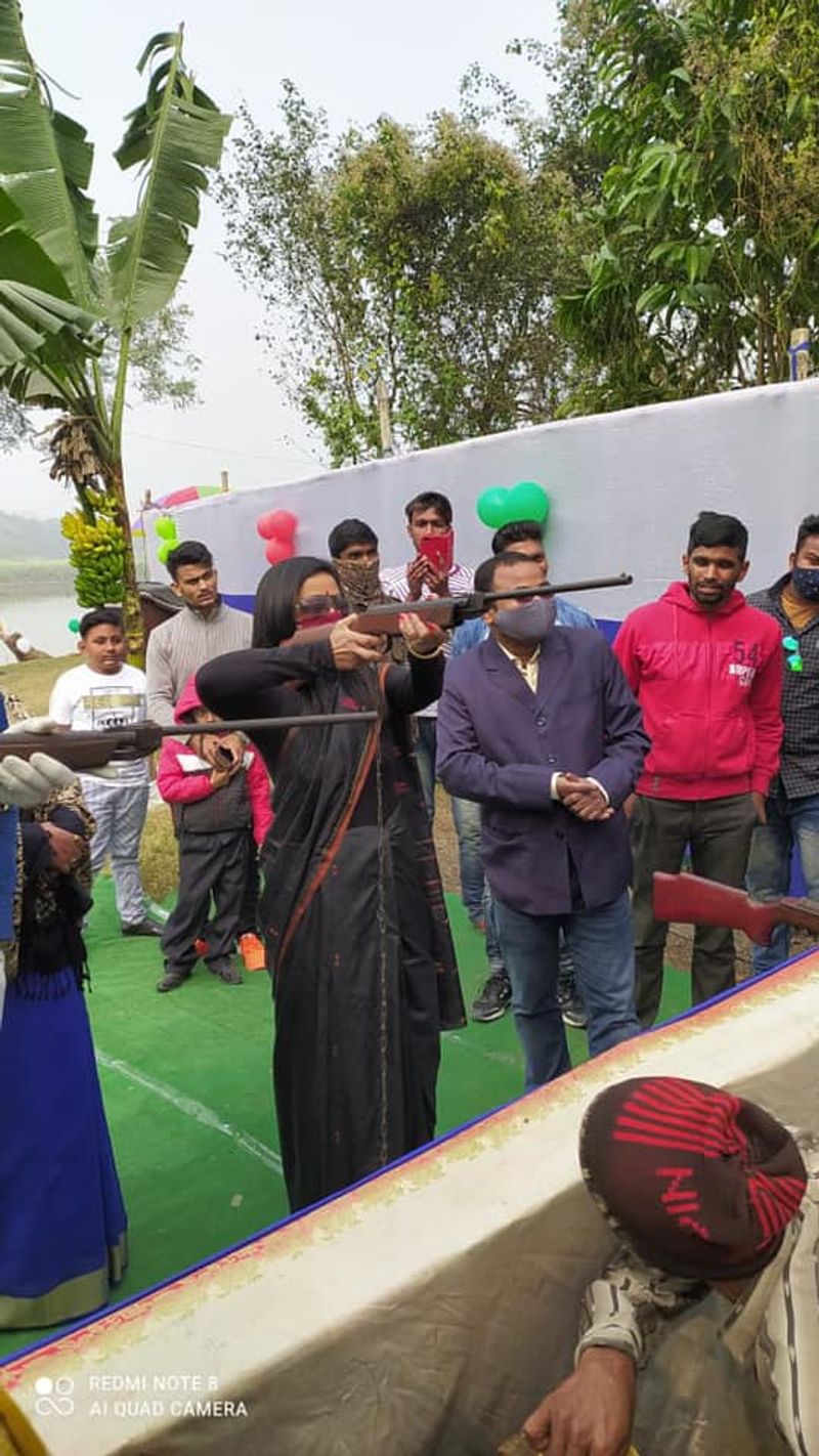 महुआ मोइत्रा ने अपने राजनीतिक करियर की शुरुआत पश्चिम बंगाल में कांग्रेस से की। लेकिन 2010 में ममता बनर्जी की अगुवाई वाली टीएमसी में शामिल हो गईं।
