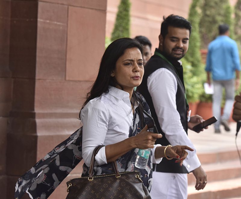 2019 के लोकसभा चुनावों में महुआ मोइत्रा ने 60,000 से अधिक मतों से भाजपा के कल्याण चौबे के खिलाफ चुनाव जीता।
