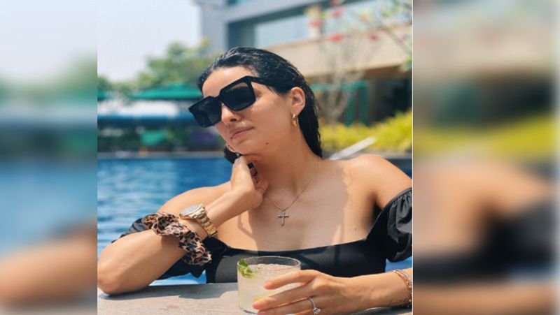 <p>সম্প্রতি নতাসা নিজের যে ছবি শেয়ার করেছে তা দেখে সকলেই পাগল হয়ে গিয়েছে। সুইমিং পুলে কালো বিকিনি পড়ে, চোখে কালো চশমা ও হাতে পানীয়র গ্লাস হাতে নতাসার ছবি সকলের মনে ঝড় তুলেছে।<br />
</p>