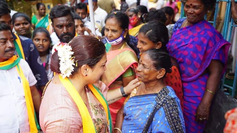 BJP Candidate Kushboo election campaign with sundar C photos going viral