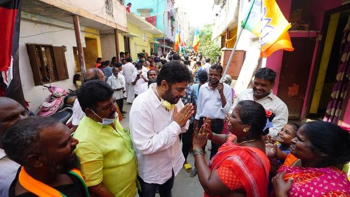BJP Candidate Kushboo election campaign with sundar C photos going viral BJP Candidate Kushboo election campaign with sundar C photos going viral