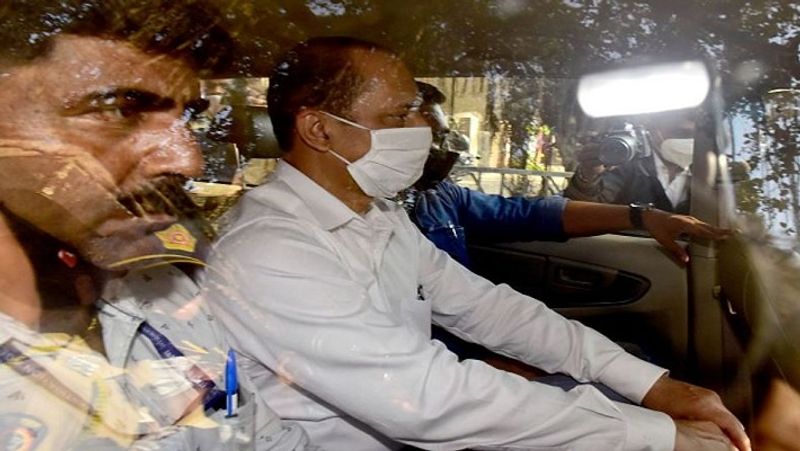 सवाल - सचिन वझे से अंतिम बार आपने कब बातचीत की और यह किस विषय पर थी?
जवाब - अंतिम बार मैंने उससे उसकी गिरफ्तारी के 2 दिन पहले बात की। वह काफी नर्वस लग रहा था। उसे गिरफ्तार किए जाने की आशंका थी। उसने मुझसे कहा कि उसे कभी भी गिरफ्तार किया जा सकता है। उसने यह भी कहा कि अगर उसे गिरफ्तार किया जाता है, तो मैं उसके परिवार का हाल-चाल लेता रहूं और उनका ध्यान रखूं। वह इस बात को महसूस कर रहा था कि उसका कोई दोस्त है, जो संकट के समय में उसके परिवार का ध्यान रखेगा। मैं उसके परिवार को अच्छी तरह जानता हूं। उसकी पत्नी को, उसकी बेटी को, उसके भाई को और फैमिली के हर मेंबर को। मैंने उससे पूछा कि क्या वह कुछ कहना चाहता है। उसने सिर्फ इतना ही कहा कि वह गिरफ्तार होने जा रहा है और उसके खिलाफ वैसे ही आरोप लगाए जाएंगे, जैसे 2004 में लगाए गए थे। यह 4-5 मिनट की बातचीत थी। इसी बीच लगा कि कोई आया और उसने यह कहते हुए कि दोबारा कॉल करेगा, फोन डिसकनेक्ट कर दिया।