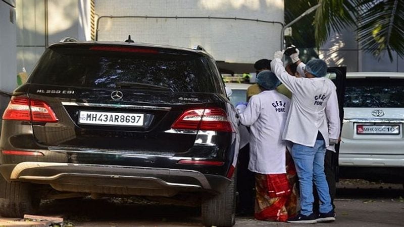 सवाल - क्या सचिन वझे ने आपसे यह बतलाया था कि कैसे वह रातोंरात मुंबई पुलिस के क्रिमिनल इन्वेस्टिगेशन यूनिट का हेड बन गया?
जवाब - यह कोई सीक्रेट नहीं है कि सचिन वझे पिछले 2 दशकों से शिवसेना का वफादार रहा है। उसके शिवसेना के नेताओं से काफी करीबी संबंध रहे हैं। इसके बावजूद मैं यह नहीं समझ सका कि उसकी दोबारा बहाली कैसे हो सकी। वह ख्वाजा यूनुस की मां के मर्डर केस में पहले से जमानत पर था। इसे लेकर हाईकोर्ट में पिटीशन दाखिल किया गया था। हाईकोर्ट ने सचिन वझे की पुनर्बहाली को लेकर सवाल पूछे थे। मेरे लिए उसकी बहाली दुनिया के आठवें आश्चर्य की तरह है। यह काम सिर्फ मुख्यमंत्री ही कर सकते हैं। दूसरा कोई अधिकारी ऐसा नहीं कर सकता। इसमें कोई शक नहीं कि शिवसेना के नेतृत्व ने 17 साल के वनवास के बाद उसे फिर से बहाल किया।