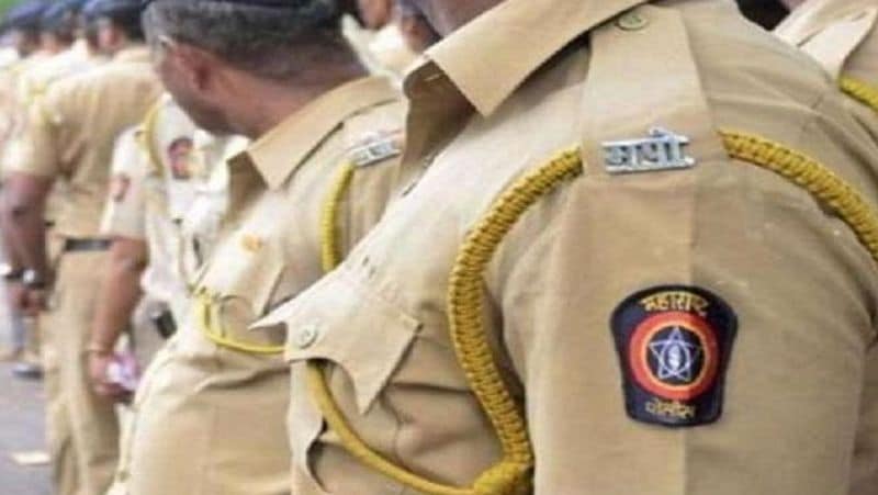 सवाल - जांच से पता चल रहा है कि सचिन वझे महंगी कारों का शौकीन था।
जवाब - सचिन वझे हमेशा से नई और महंगी कारों का शौकीन रहा, यह कोई छुपी बात नहीं है। वह सबसे लेटेस्ट लैपटॉप रखता था। वह गैजेट का काफी शौकीन था। वह इतनी महंगी कारें रखता था, जिन्हें उसके लिए अफोर्ड कर पाना मुश्किल था। इसके लिए उसे दूसरे सोर्स से पैसों का प्रबंध करना होता था और इसीलिए उसने बिजनेस की शुरुआत की थी। इसे लेकर उसके और मेरे बीच कई बार बहस की नौबत आ जाती थी। मैं अपने पैसे बैंक में जमा कर देता था और वह उनसे कार खरीद लेता था। मैं उसे ऐसा करने से मना भी करता था, लेकिन वह किसी की नहीं सुनता था। महंगी कारें उसकी कमजोरी थीं। कई बार वह कर्ज लेकर भी कार खरीदता था।
