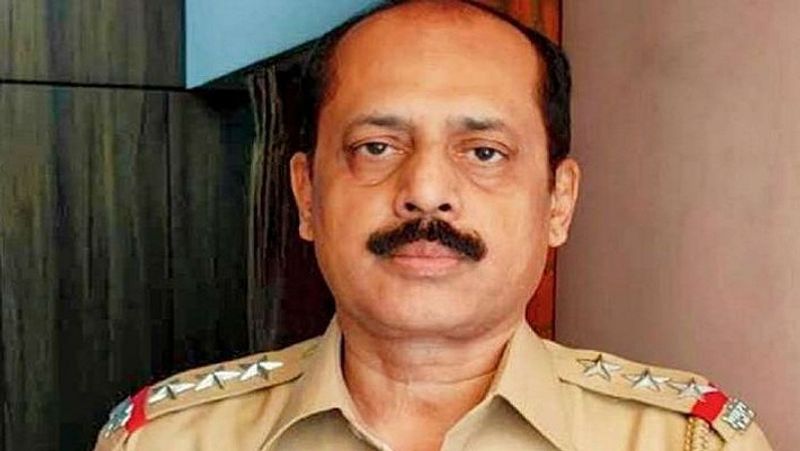 मुंबई के पूर्व पुलिस कमिश्नर परमबीर सिंह के 100 करोड़ रुपए की उगाही वाले आरोप पर आपका क्या कहना है?
जवाब - मैंने इससे संबंधित लेटर अच्छी तरह पढ़ा है। उन्होंने इस बात का साफ तौर पर उल्लेख किया है कि इसके बारे में मुख्यमंत्री और दूसरे नेताओं को बतला दिया गया है। उन्होंने इस मुद्दे को उठाया है और उन पर भरोसा नहीं करने की कोई वजह नहीं है। वे बहुत ही सीनियर अधिकारी हैं। मेरे मन में उनके प्रति गहरे सम्मान की भावना है। वे कोई झूठा और मनगढ़ंत आरोप नहीं लगा सकते।