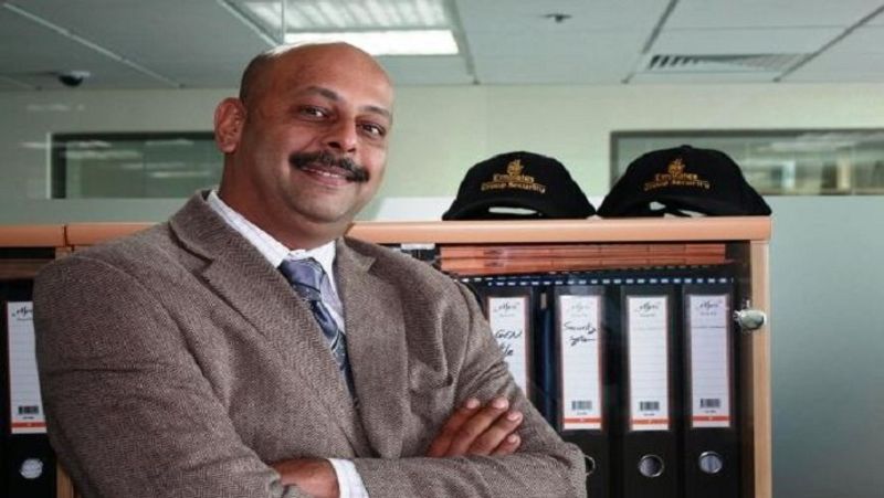 कुल मिलाकर, इस पूरे मामले में मुंबई पुलिस की छवि खराब हुई है। आपका इस पर क्या कहना है?
जवाब - मैं इस बात से खुश हूं कि आपने उस मुद्दे को सामने रखा है, जिस पर कोई चर्चा करना नहीं चाहता। पिछले 10 दिन से मैं यह देख रहा हूं कि सचिन वझे को लेकर तरह-तरह की बातें की जा रही हैं। हर कोई इस मुद्दे को लेकर टीवी चैनलों पर आ रहा है। सभी मुंबई पुलिस और सचिन वझे की भर्त्सना कर रहे हैं। मेरा मानना है कि मुंबई पुलिस आर्मी, नेवी और एयरफोर्स की तरह ही एक इंस्टीट्यूशन है। यह लीडरशिप और सुपरविजन के सिद्धांत पर चलती है। असिस्टेंट पुलिस इंस्पेक्टर के ऊपर सीनियर पुलिस इंस्पेक्टर और असिस्टेंट कमिश्नर होते हैं। डिप्टी कमिश्नर, एडिशनल पुलिस कमिश्नर, जॉइंट पुलिस कमिश्नर और इसके बाद पुलिस कमिश्नर का पद है। यहां कमांड की एक कड़ी है। जब एक असिस्टेंट पुलिस इंस्पेक्टर 17 साल के बाद पिछले 10 महीने से फिर से सेवा में आया है और लग्जरी कारों में घूमता है, तो यह मामला जरूर संदिग्ध लगता है। मेरे विचार से सचिन वझे के व्यवहार में पिछले 10 महीने में काफी बदलाव आया है, खासकर 2 महीने में। मैं अपने दोस्त को पहचान पाने में असफल रहा। मैं जानता हूं कि सचिन वझे को कई तरह की हेल्थ प्रॉब्लम है। वह दिल का मरीज है। वह बिना किसी मेडिकल सुपरविजन के दवाइयां ले रहा है। इसका उस पर बुरा असर पड़ रहा है। इसमें कोई दो राय नहीं है कि वह एक तेज-तर्रार अफसर रहा है, लेकिन उसने कई गलतियां की हैं। मेरा मानना है कि जांच के दौरान सभी पहलुओं पर ध्यान दिया जाएगा।
