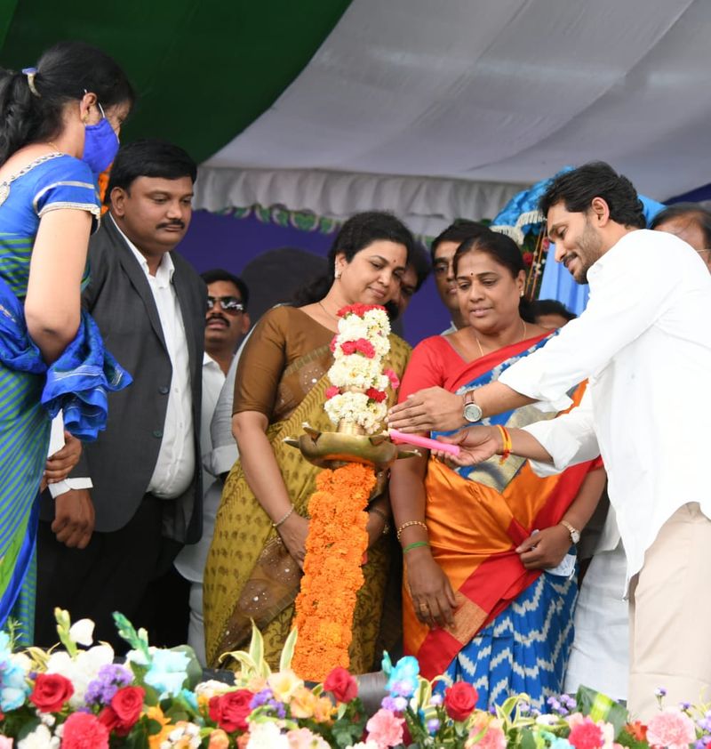 కర్నూల్ జిల్లా ఓర్వకల్లులో విమానాశ్రయాన్ని ప్రారంభించిన సీఎం జగన్