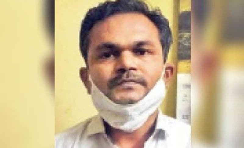 इस पूरे मामले में मूल सिंह नाम के शख्स ने एसीबी टीम को शिकायत की थी। उसने बताया था कि पिंडवाड़ा तहसील के अधिकारी छाल की खुली बोली से नीलामी करते हैं। वहीं तहसीलदार कल्पेश जैन ने इस ठेके के लिए 5 लाख रुपए की रिश्वत की डिमांड करते हैं। पैसे की वसूली RI पर्बत सिंह करता है। इसके लिए मैंने RI से बात की तो उसने कहा कि अभी एक लाख दे दो बाद में चार दे देना ठेका आपका ही होगा।