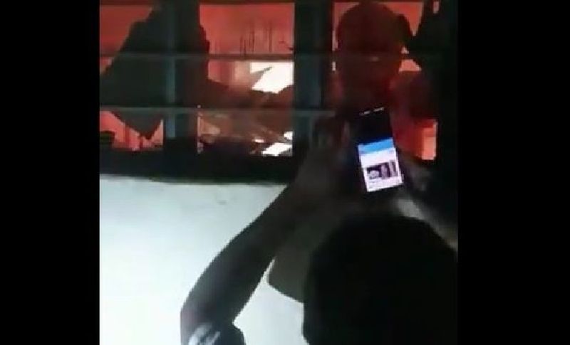 हैरानी की बात तो यह है कि ACB की टीम कांच के बाहर से नोट जलाने का वीडियो बनाती रही, फिर भी उसने खिड़की नहीं खोली। सोशल मीडिया पर नोट जलाने का यह वीडियो वायरल हो रहा है।
