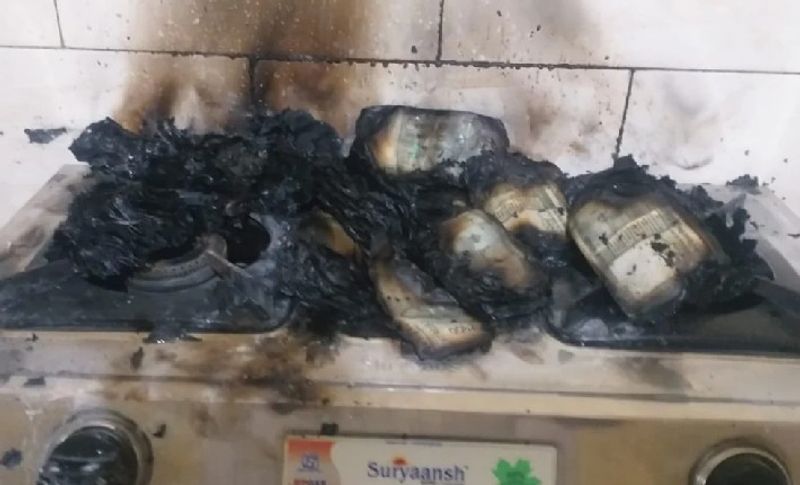  ACB की टीम बाद में इन अधजले नोटों को बरामद किया है। बुधवार देर रात तक टीम की यह कार्रवाई जारी रही।