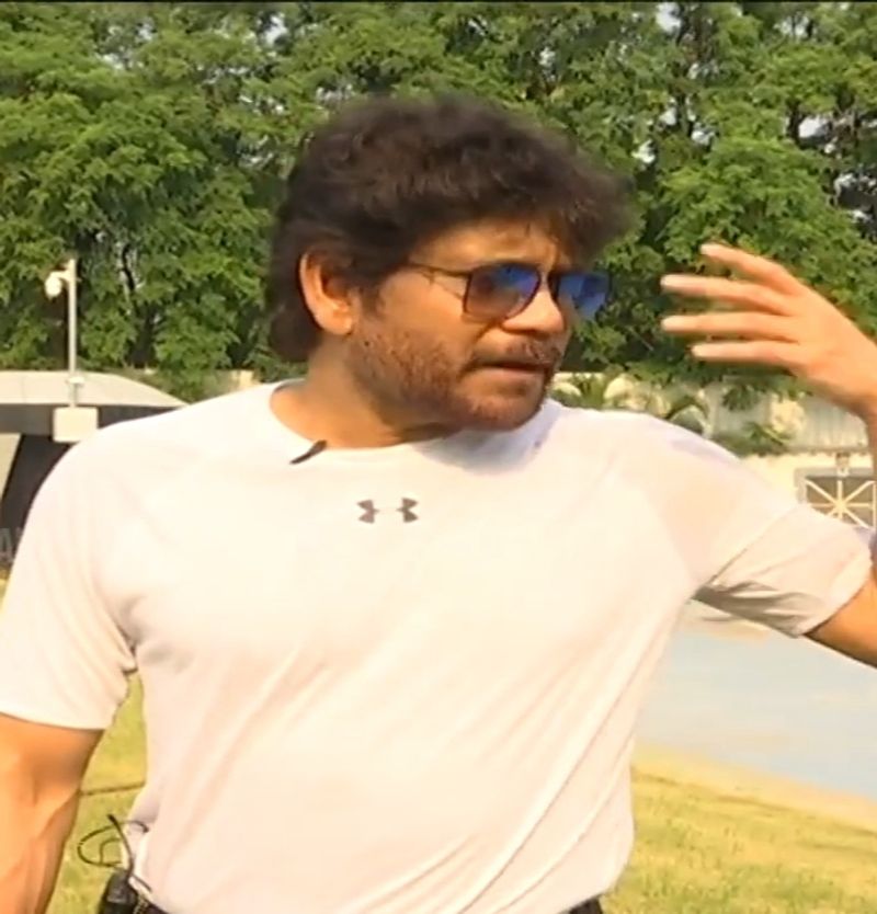అలాంటి ఒక వివాదాస్పద టాపిక్ పై నాగ్ స్పందించడం జరిగింది. తాజా ఇంటర్వ్యూలో నెపోటిజంపై తన వైఖరి తెలియజేశాడు నాగార్జున. నాన్న(నాగేశ్వర రావు) పెద్దగా చదువుకోని కారణంగా పిల్లలను బాగా చదివించాలని అనుకున్నారు. అందుకోసం నాతో పాటు బ్రదర్, సిస్టర్స్ ని బాగా చదివించారు. నాన్న చెప్పినట్లు నేను బాగా చదువుకున్నాను.