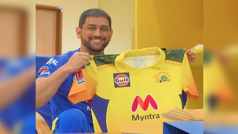 అయితే ఇలాంటి విమర్శలు చేస్తున్నవారికి అదే రేంజ్లో స్ట్రాంగ్ రిప్లై ఇస్తున్నారు మహేంద్ర సింగ్ ధోనీ అభిమానులు...రోహిత్ శర్మ ఐపీఎల్లో 13 సార్లు డకౌట్ కాగా, ఏబీ డివిల్లియర్స్ 9 సార్లు పరుగులేమీ చేయకుండానే పెవిలియన్ చేరాడు.