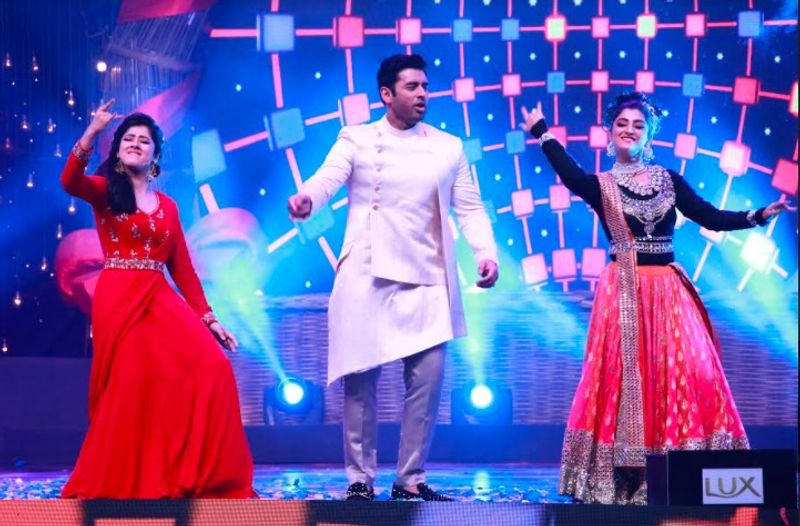 <p>এদিন বিশেষ আকর্ষণে থাকছে আবির চট্টোপাধ্যায়, দ্বিতিপ্রিয়া, অঙ্কুশ ও কাঞ্চন। যাঁরা এই সন্ধ্যার অনুষ্ঠান সঞ্চালনা করবেন।</p>
