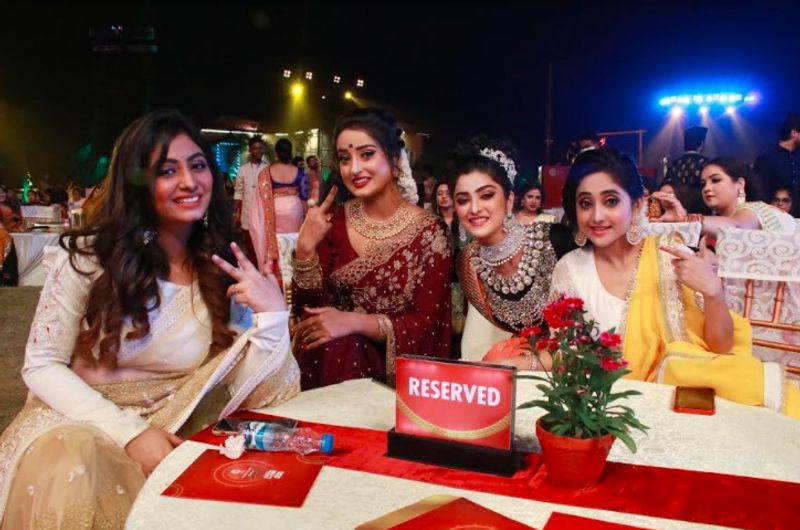 <p>সেট থেকে শুরু করে পুরষ্কার বিতরণ, প্রিয় তারকাদের অনুষ্ঠান। নাচে গানে ভরপুর সন্ধ্যে। </p>